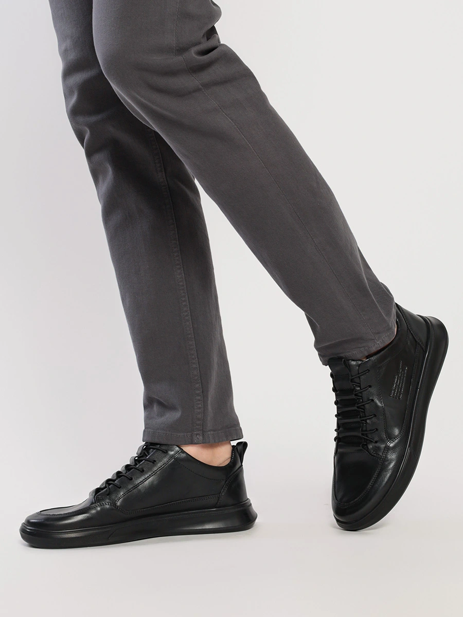 Туфли черного цвета с эластичной закрытой шнуровкой
